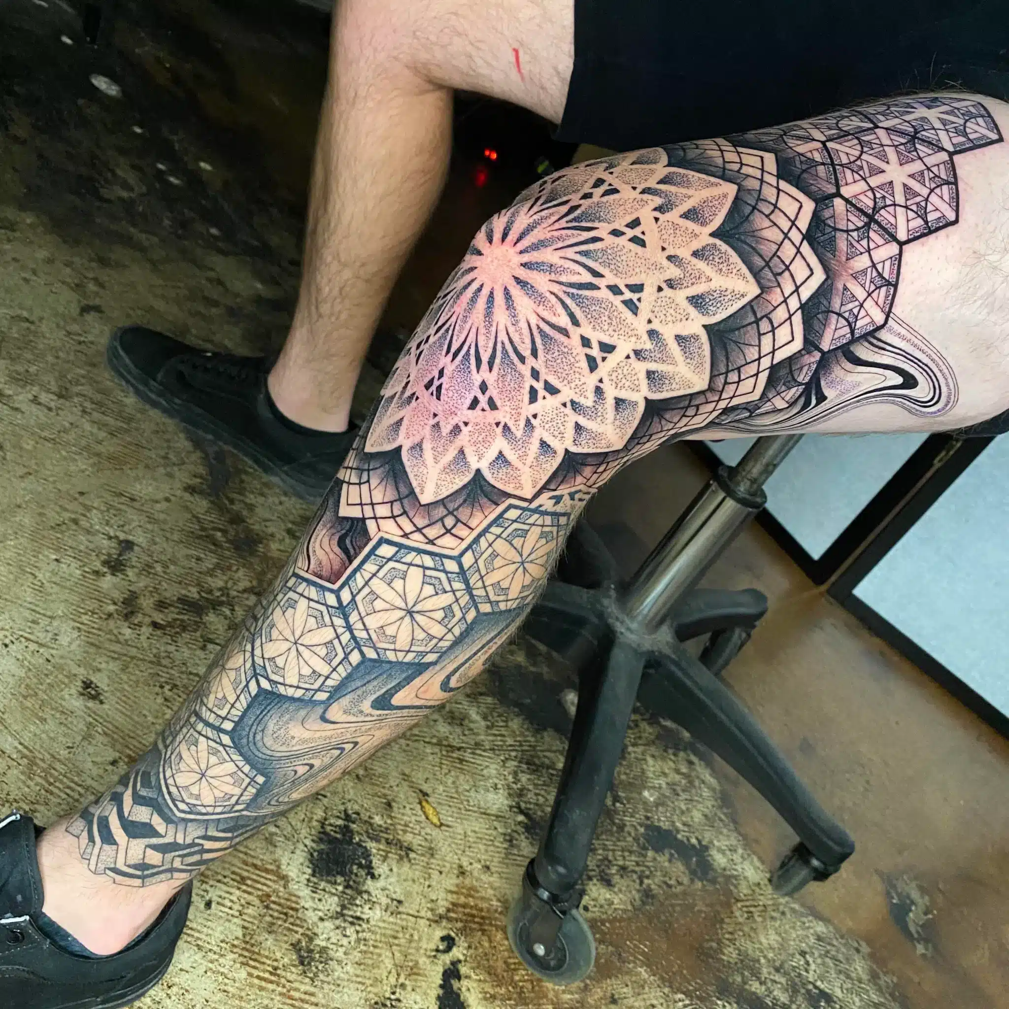 geometric grid stretching across the upper thigh
